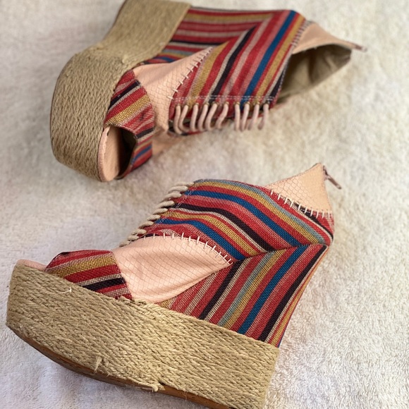 SOLDStunning peach striped high wedge heels sz 8.5 - Picture 11 of 11